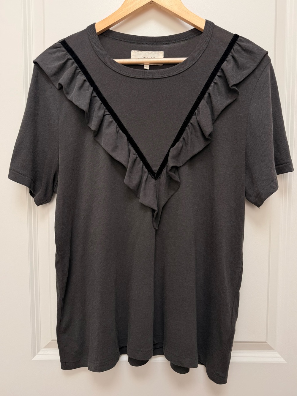 THE GREAT. Grey Ribbon Tuxedo Ruffle T-Shirt Size 2 - Picture 2 of 9